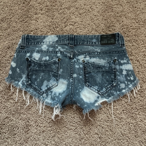 Guess Vintage Blue and White Frayed Distressed Jean Shorts Women’s Size 29 - Picture 2 of 4